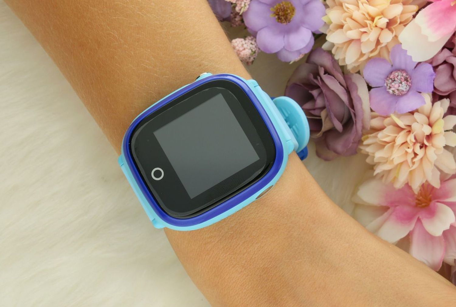 Smartwatch Garett Kids 4 Niebieski to nowoczesny lokalizator GPS z kartą sim i przyciskiem SOS. Posiada funkcje lokalizacji na mapie, funkcje telefonu komórkowego oraz szereg innych funkcji. 1.jpg